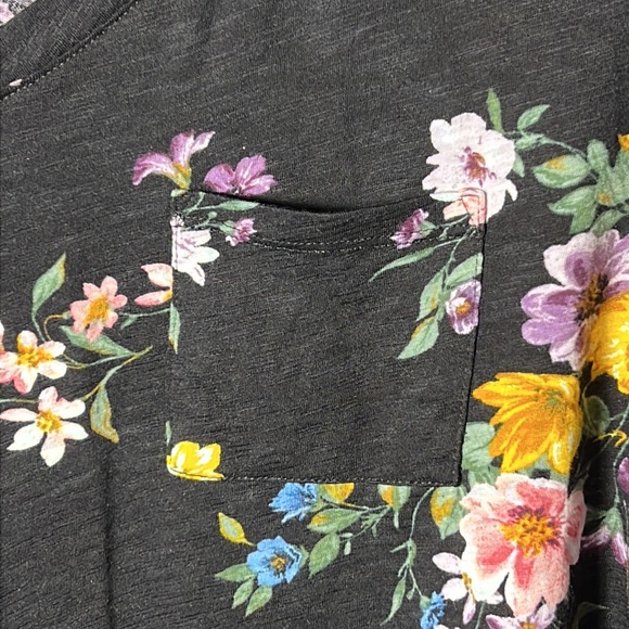 Torrid floral shirt sleeve tee size 3 - Picture 2 of 7